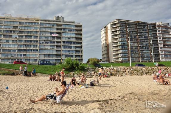 Fim de tarde na praia de Pocitos, em Montevideo, no Uruguai